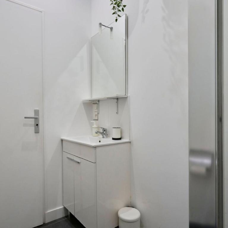 Equipped studio in the heart of the stations - Apartment - 21