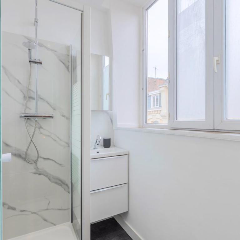 Equipped studio - near train stations - Apartment - 11