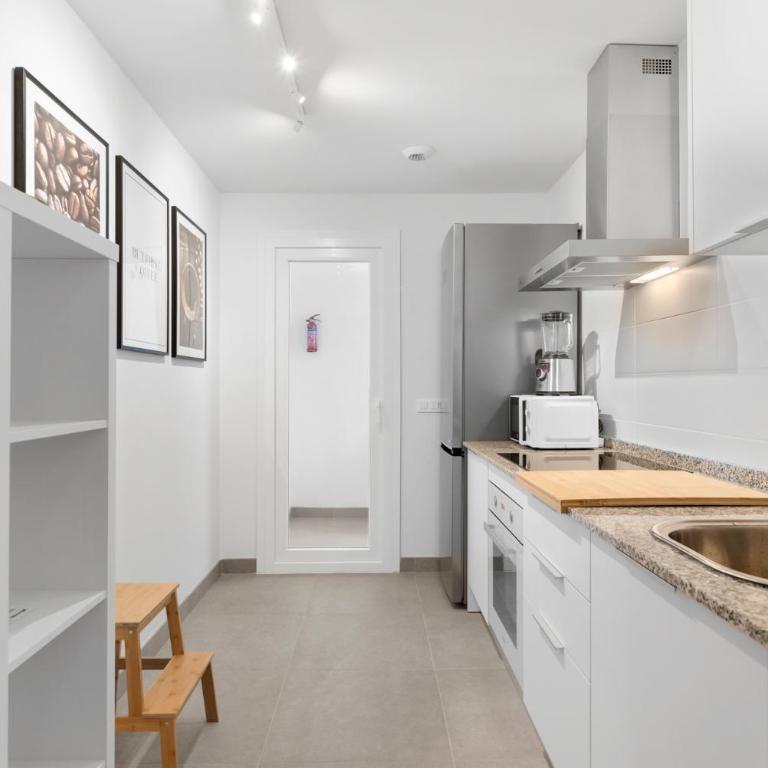 Modern 3-bedroom family apartment Estepona Centre - Three-Bedroom Apartment - 12