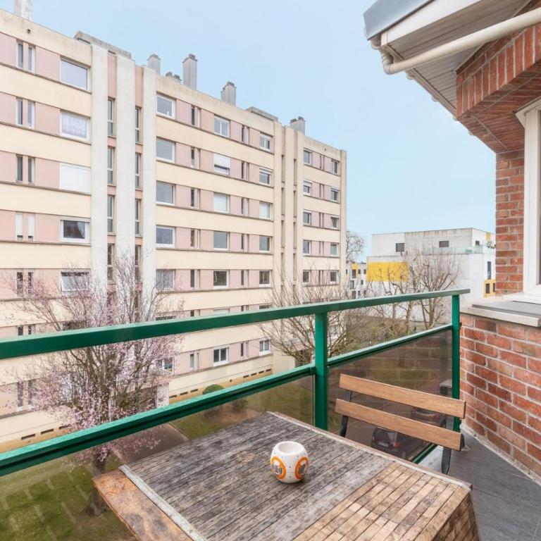 Apartment balconyparking space near train station - Appartement - 29