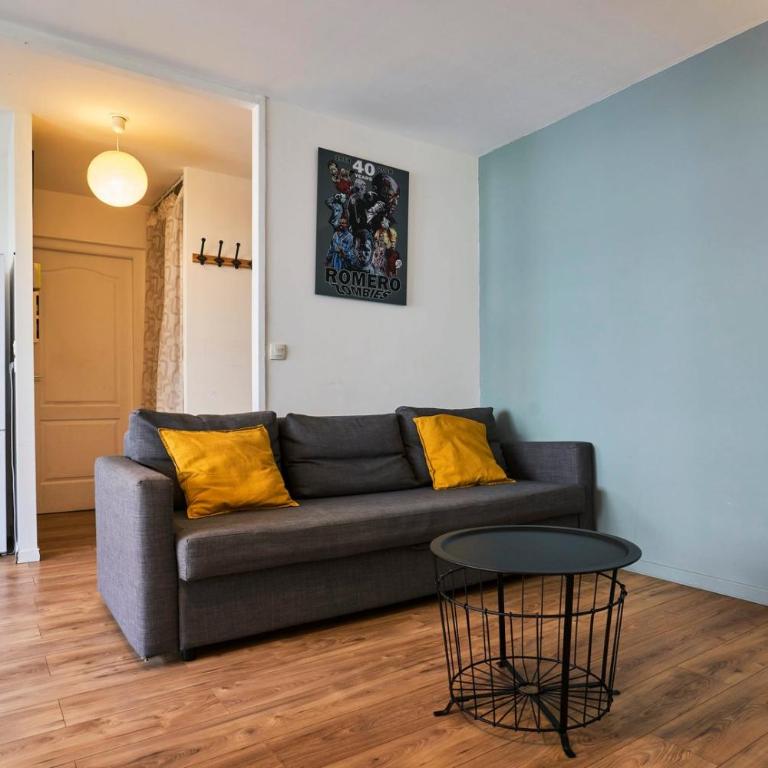 Apartment balconyparking space near train station - Appartement - 7