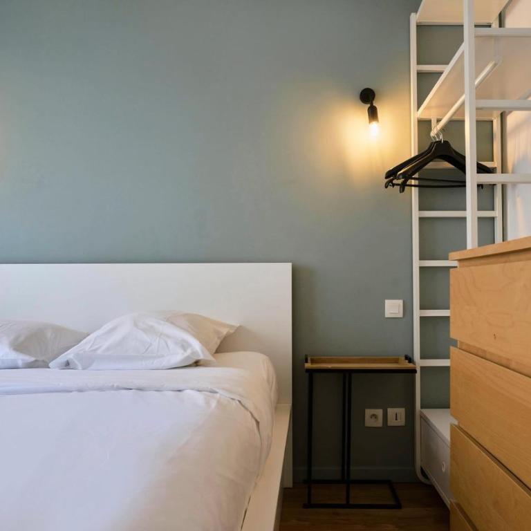 Apartment balconyparking space near train station - Appartement - 22