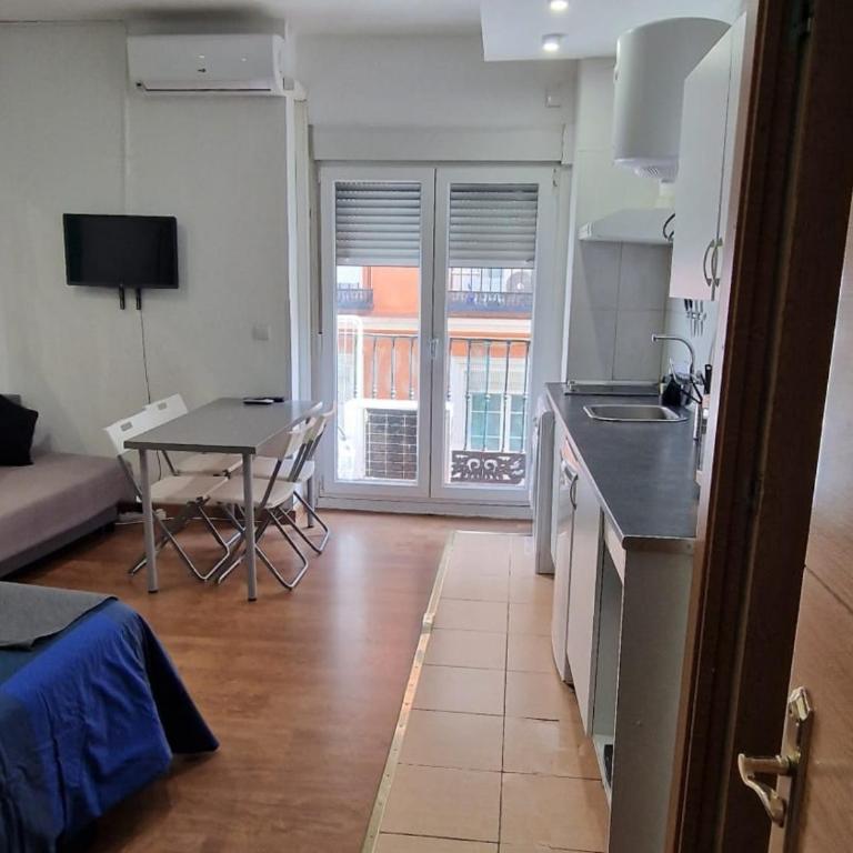 Apartamentos EconoStay Chueca - Studio with Balcony - 6