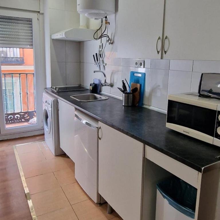 Apartamentos EconoStay Chueca - Studio with Balcony - 5