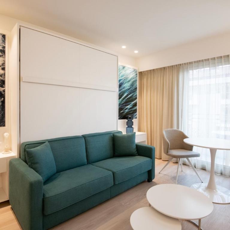 Résidence Hôtelière Chambord au coeur de Menton - entièrement rénovée - Studio Lit King-Size Deluxe - 1