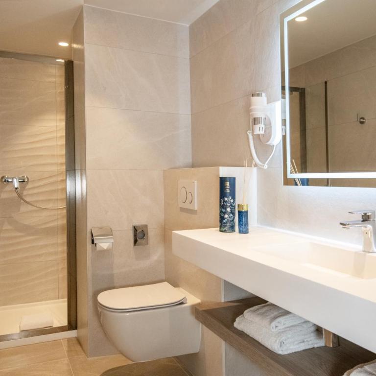 Résidence Hôtelière Chambord au coeur de Menton - entièrement rénovée - Studio Lit King-Size Deluxe - 2
