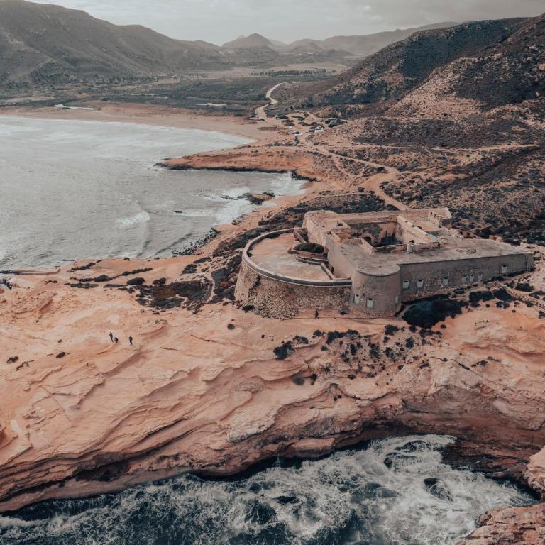 Apartamento ROSA del MAR Playas de Vera Ático en Primera Línea de Playa Piscina al Aire Libre Aparcamiento Gratuito WiFi Muy Rápido Acogedor con Calefacción - Appartement 2 Chambres - 69