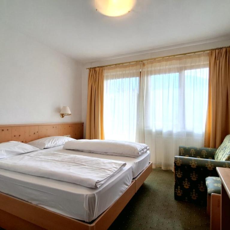 Hotel Hubertushof - Doppelzimmer mit Bergblick - 2