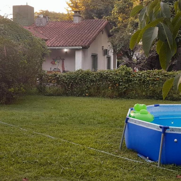 Casa de Huéspedes Muñiz sobre parque de 1000m2, 1 dormitorio, 20m2 cubiertos, baño con ducha, pileta cilíndrica de 3x076 - Casa con 1 dormitorio - 94