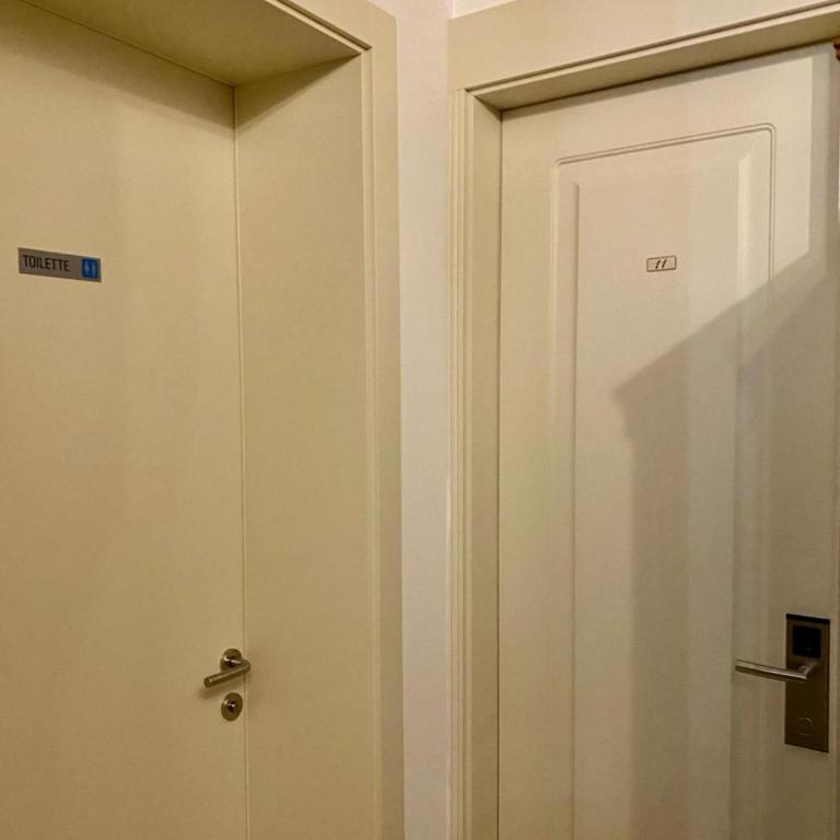 Hotel Bridge - Camera Doppia con Letti Singoli con Bagno in Comune Esterno - 4