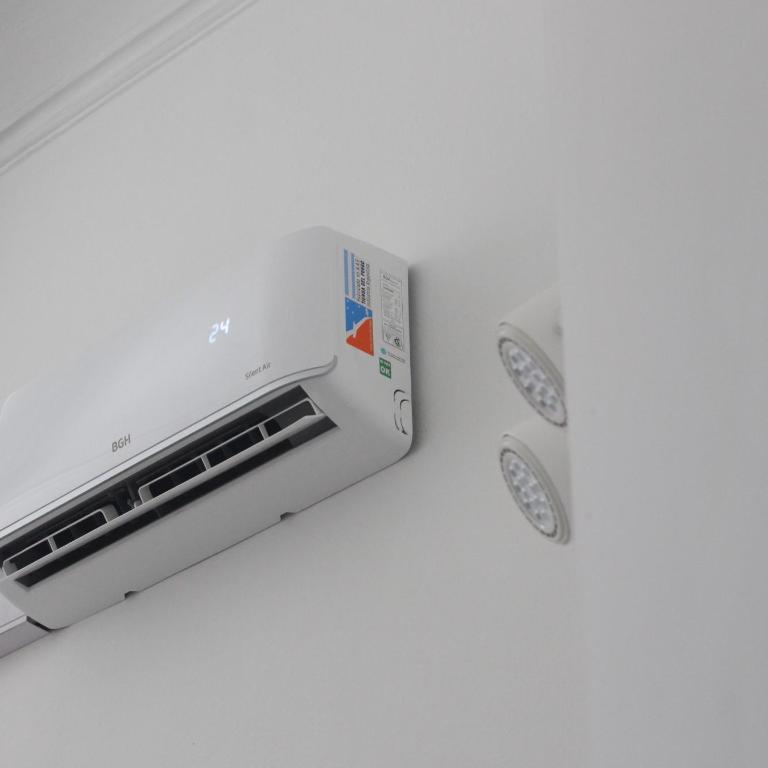 LOPEZ Hostel & Suites - Twin Room with Private Bathroom - 1