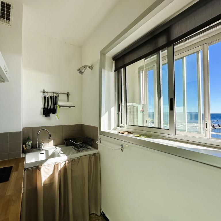 HYEBER Studio pour 2 personnes avec vue mer panoramique, sur le port d'Hyères - Studio-Apartment - 9