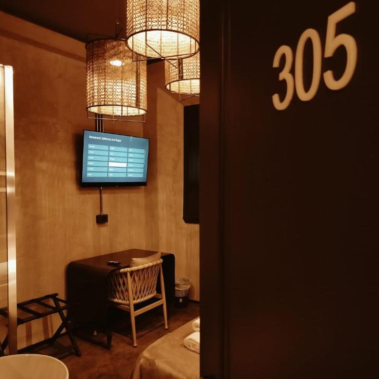 Hotel & Hostel 7 - Superior Double or Twin Room with private shower & sink and with shared bathroom - 4