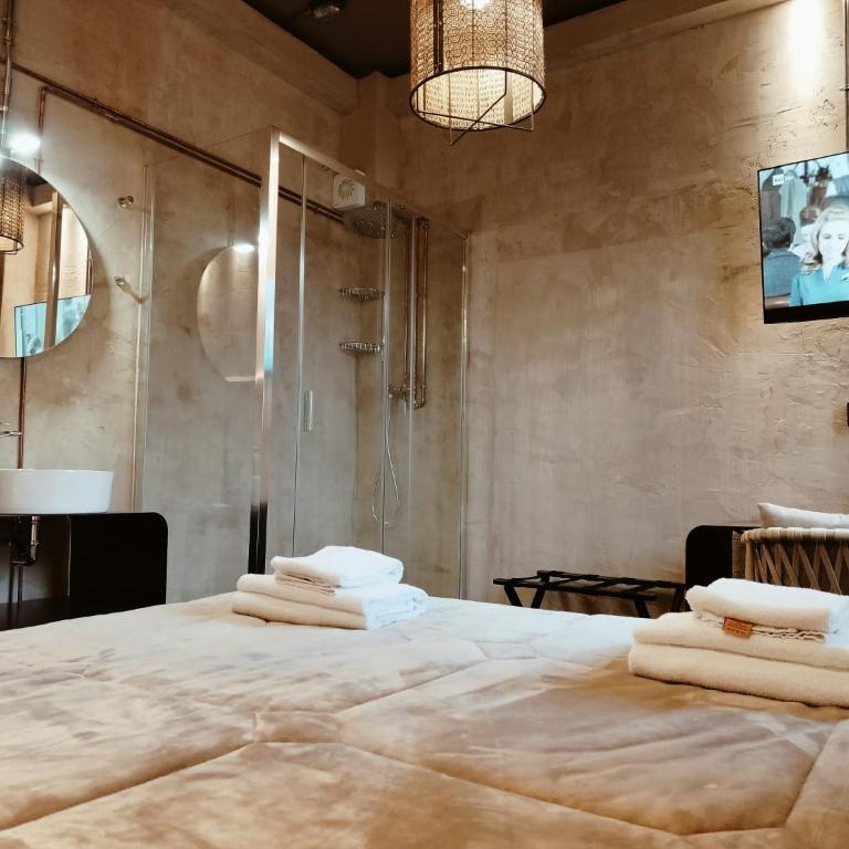 Hotel & Hostel 7 - Superior Double or Twin Room with private shower & sink and with shared bathroom - 6