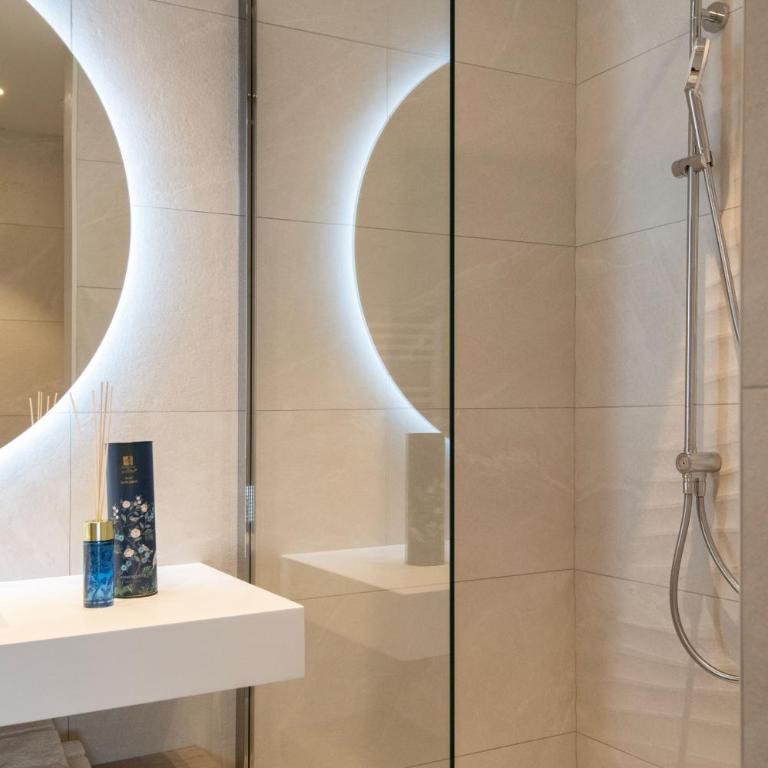Résidence Hôtelière Chambord au coeur de Menton - entièrement rénovée - Chambre Lits Jumeaux Deluxe - 2
