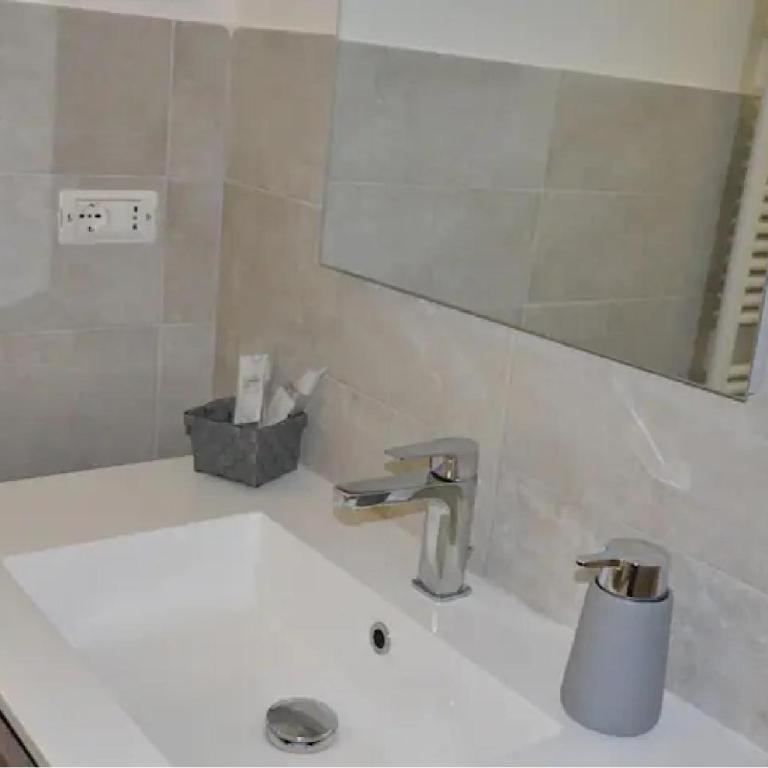 Residenza Cavour - Camera Matrimoniale con Bagno Privato - 10