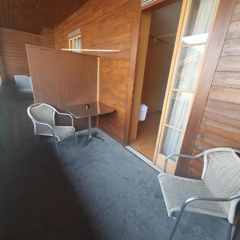 Gasthof Hirschen in Wilderswil - Zweibettzimmer mit Zugang zum Gemeinschaftsbad und Balkon - 1