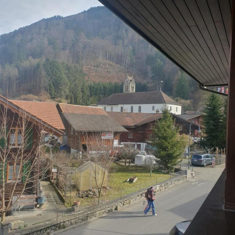 Gasthof Hirschen in Wilderswil - Zweibettzimmer mit Zugang zum Gemeinschaftsbad und Balkon - 2
