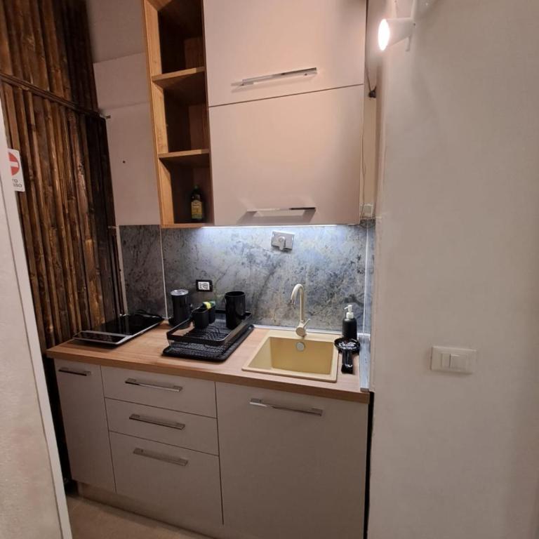 Emperooms Guest House - Camera Matrimoniale con Bagno Privato - 21