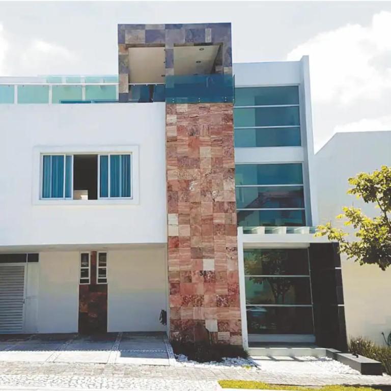 Casa Grande, Cómoda y con Seguridad - Excelente Ubicación - Casa - 1