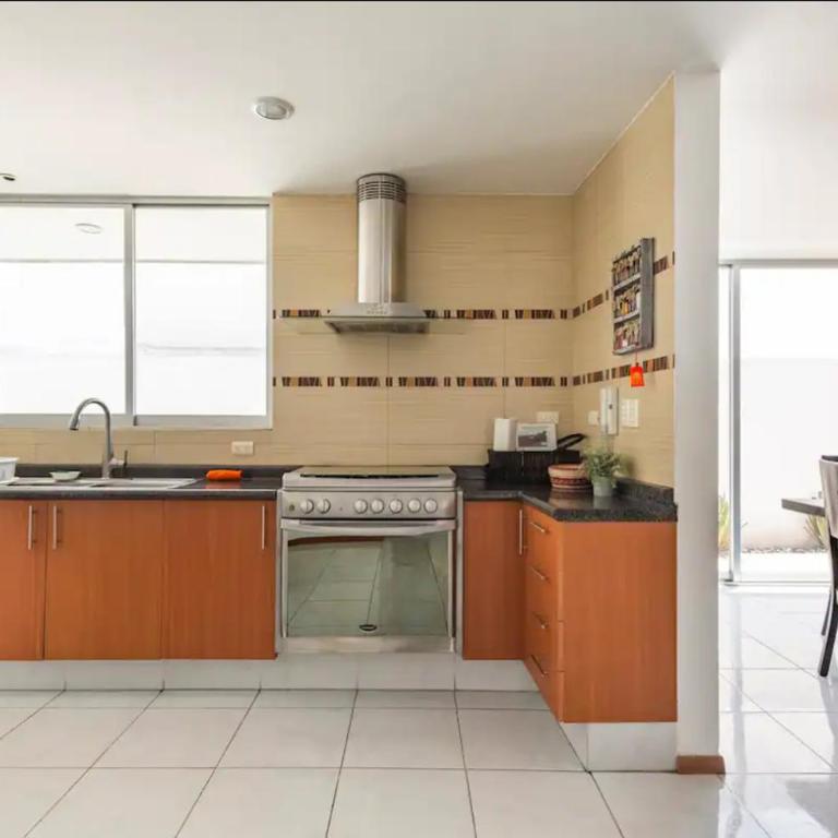 Casa Grande, Cómoda y con Seguridad - Excelente Ubicación - Casa - 11