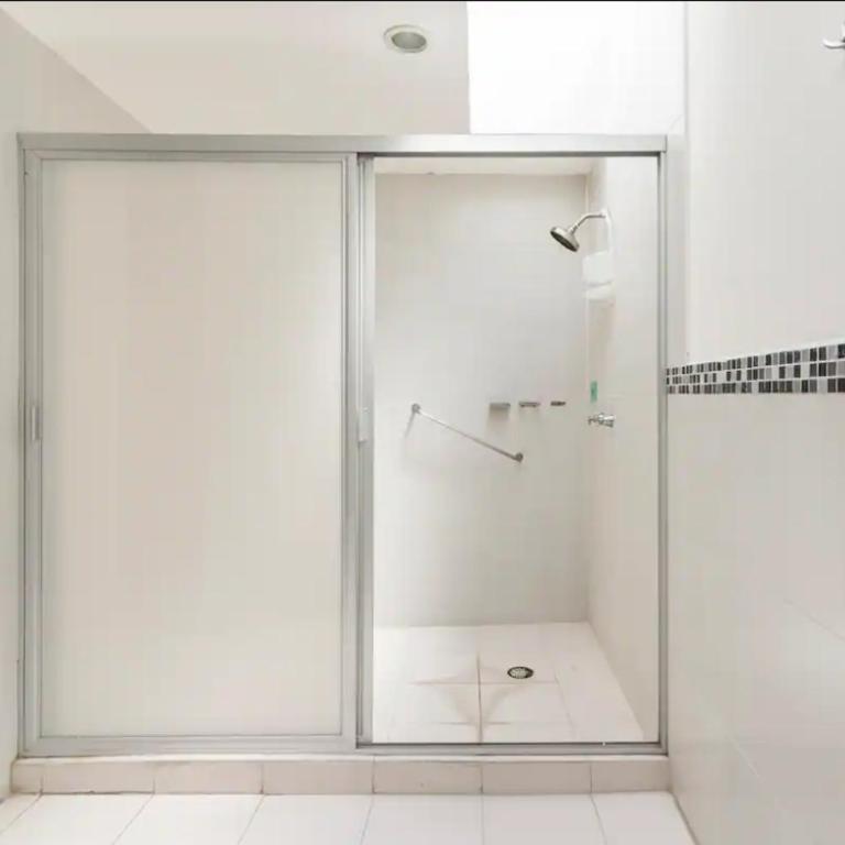 Casa Grande, Cómoda y con Seguridad - Excelente Ubicación - Casa - 37