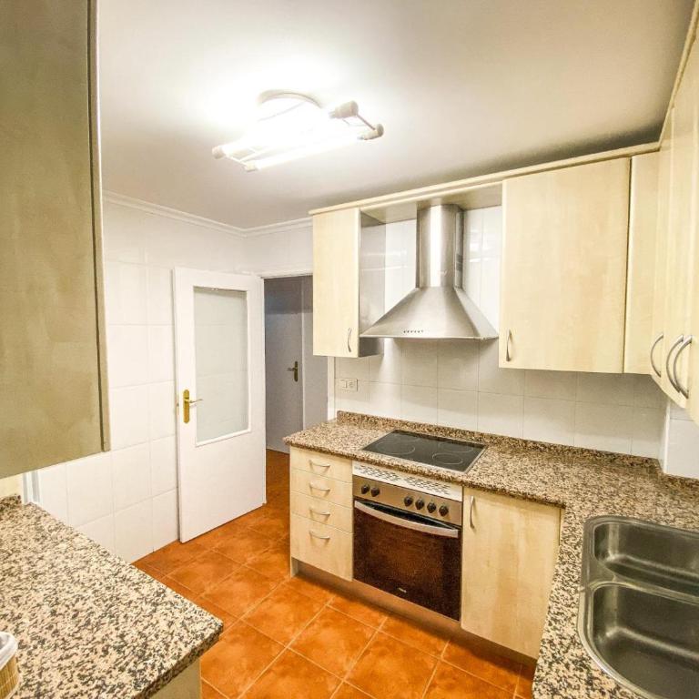 Residencial Leyra, Piso céntrico de 6 habitaciones, 8 camas - Apartment - 23