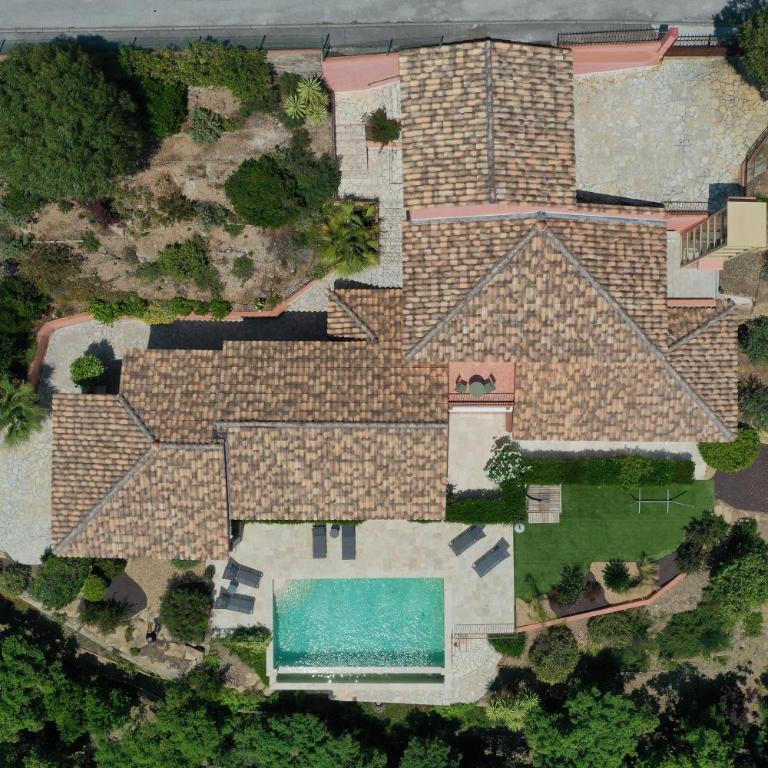 BELLE VUE Villa climatisée pour 8 personnes avec piscine chauffée et vue mer panoramique à La Londe-les-Maures - Ferienhaus - 8
