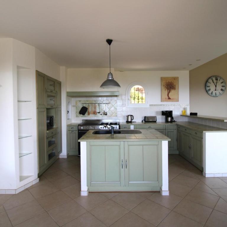 BELLE VUE Villa climatisée pour 8 personnes avec piscine chauffée et vue mer panoramique à La Londe-les-Maures - Ferienhaus - 12