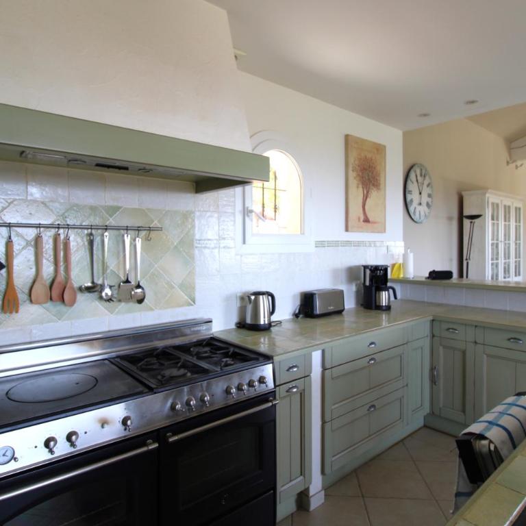 BELLE VUE Villa climatisée pour 8 personnes avec piscine chauffée et vue mer panoramique à La Londe-les-Maures - Ferienhaus - 13
