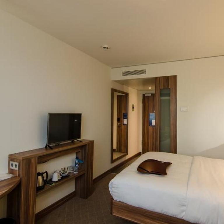Hampton by Hilton Nürnberg City Center - Zimmer mit Queensize-Bett und Schlafsofa - 4