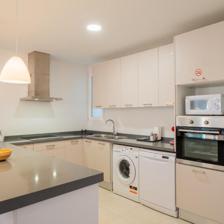 Spacious & Clean Apartment in Quiet Area - Three-Bedroom Apartment - 11