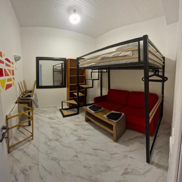 Bed and breakfast chez l'habitant - Economy Quadruple Room with Shared Bathroom - Without Window - 6