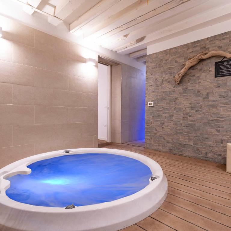 San Samuele Venezia Centro+ Wellness Pool Jacuzzi - Three-Bedroom Apartment - 1