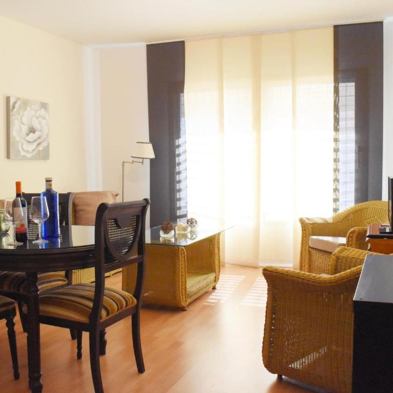 Encina's Home: Bonito apartamento de dos dormitorios cerca del centro histórico - Two-Bedroom Apartment - 1