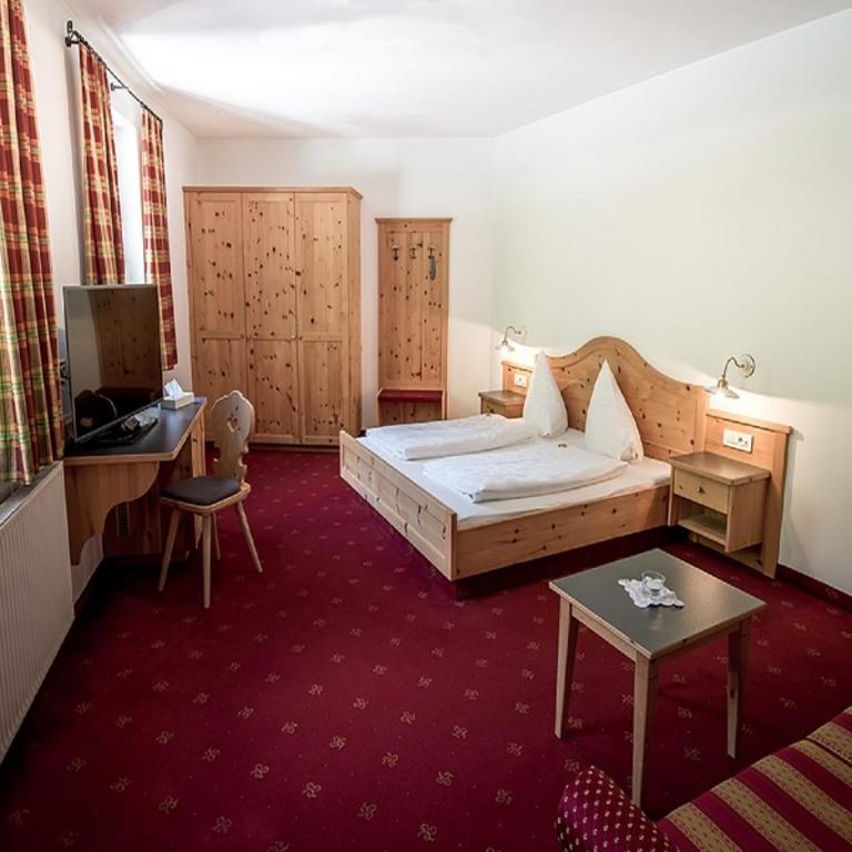 Hotel Vermoi - Budget Double Room North – Street Side - 1