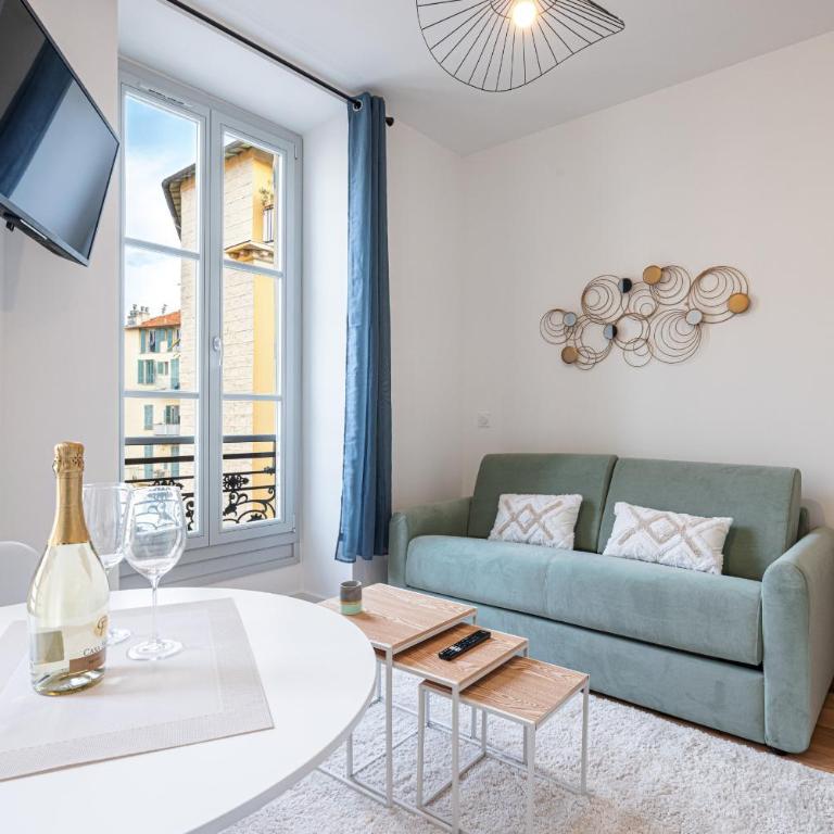 Charming City Center Studio 302 - Studio - 2