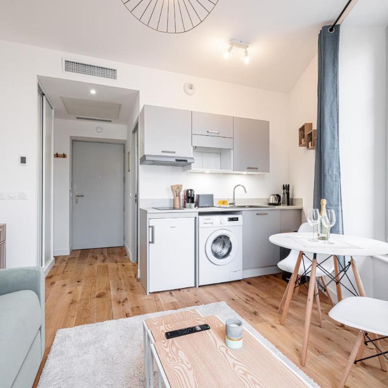 Charming City Center Studio 302 - Studio - 17