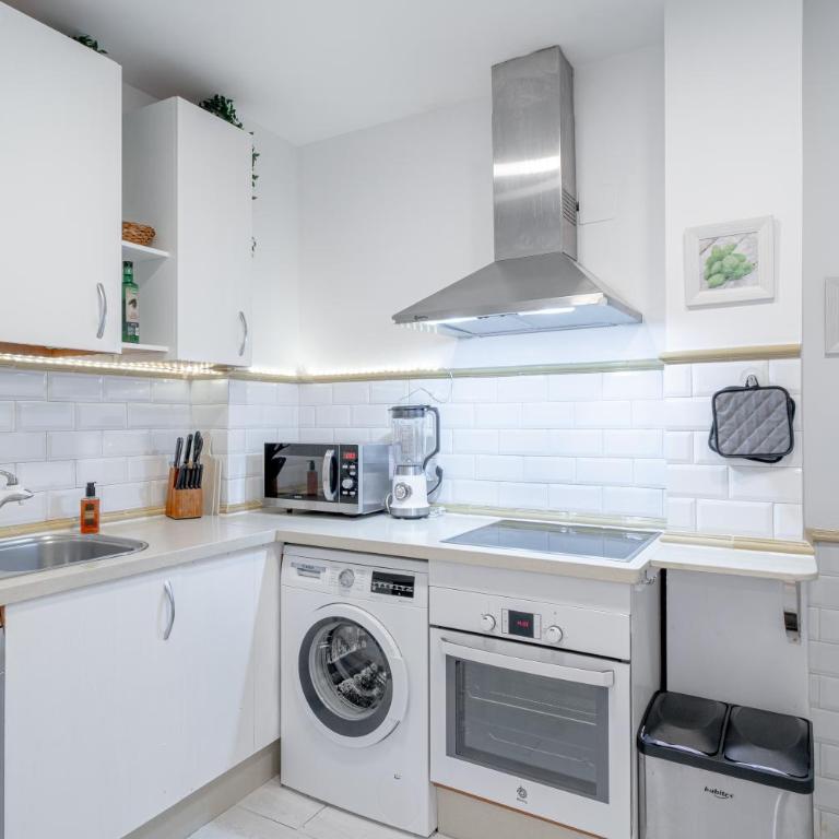 Home Away From Home Marbella - Apartamento con patio - 5