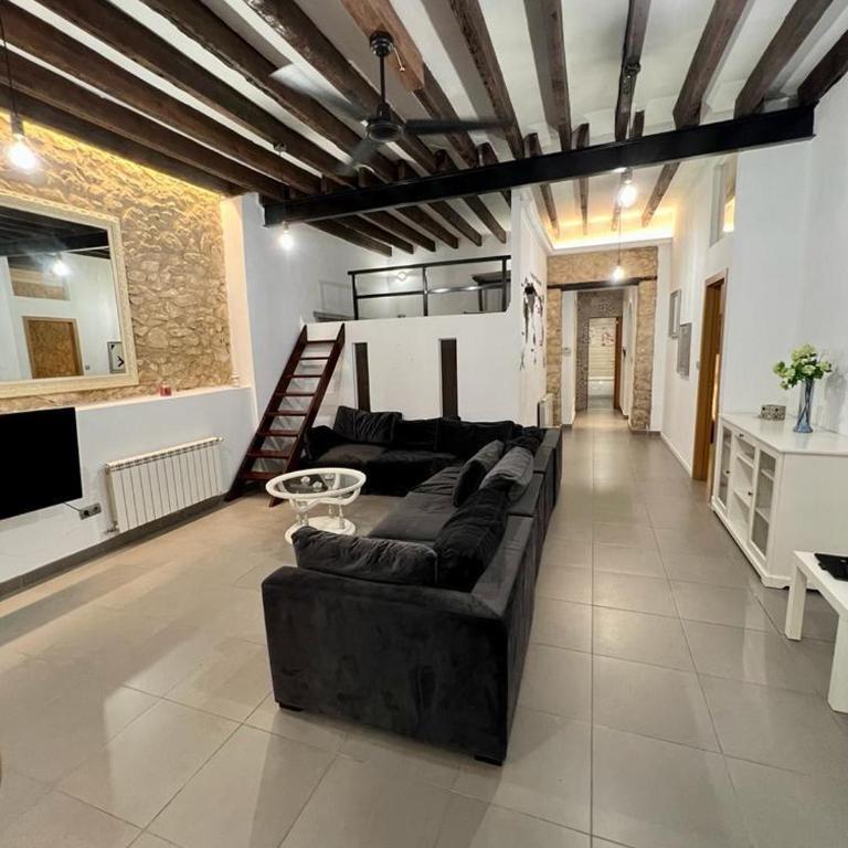 DES Rustic Center - Three-Bedroom Apartment - 1