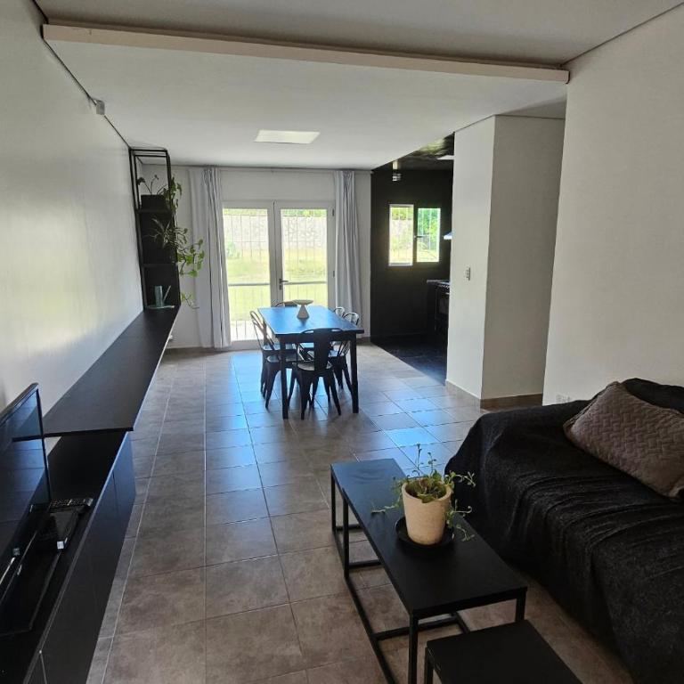 Casa J moderna con amplio jardín en barrio de profesionales - Casa de 2 dormitorios - 1