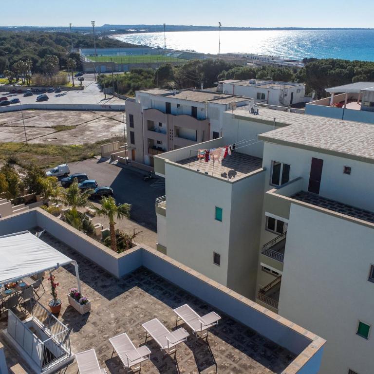 Terrazza vista mare e box auto - Appartamento con 2 Camere da Letto - 2
