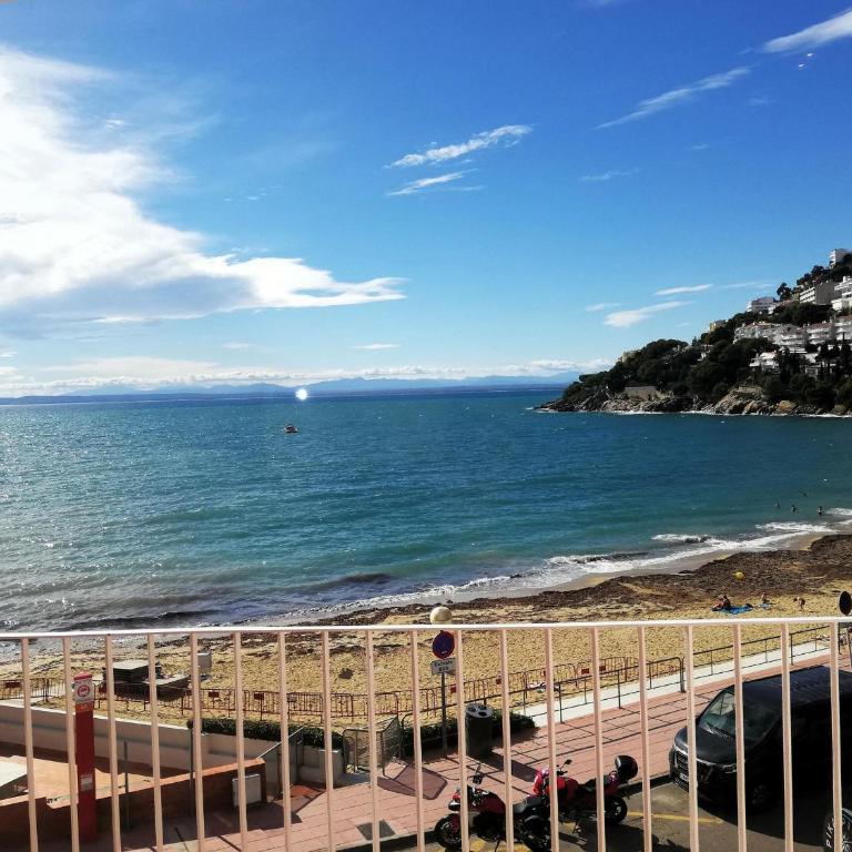 Amplio apartamento en Roses cerca de la playa, con estacionamiento. - ES-258-76 - Apartment - 3