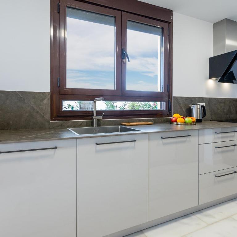 VILLA WITH 4 BEDROOMS AND PRIVATE HEATED POOL - Villa - 8