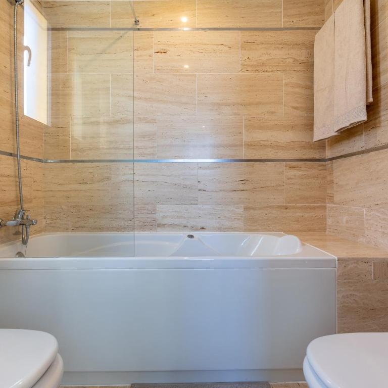 VILLA WITH 4 BEDROOMS AND PRIVATE HEATED POOL - Villa - 18