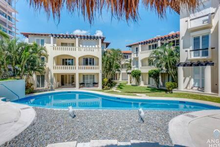 Pool, Gazebo, Parking, 2 Blocks to Beach & 5th Ave - Apartment - 3
