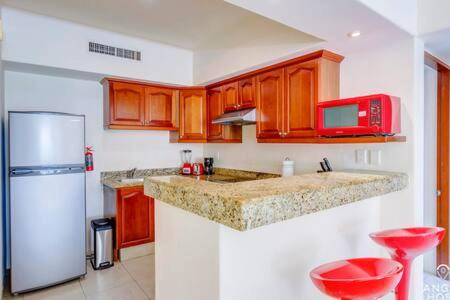 Pool, Gazebo, Parking, 2 Blocks to Beach & 5th Ave - Apartment - 6