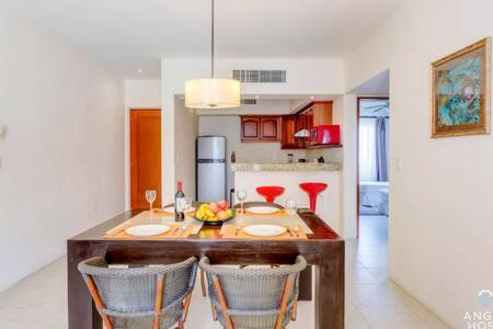 Pool, Gazebo, Parking, 2 Blocks to Beach & 5th Ave - Apartment - 11