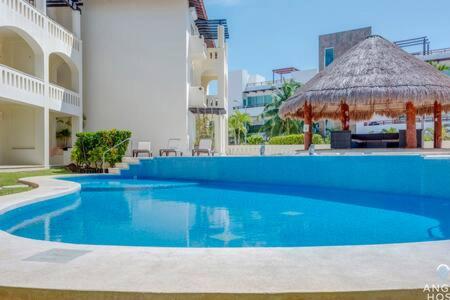 Pool, Gazebo, Parking, 2 Blocks to Beach & 5th Ave - Apartment - 21