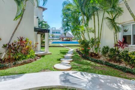 Pool, Gazebo, Parking, 2 Blocks to Beach & 5th Ave - Apartment - 25